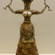 Imagen: diosa de las serpientes de Creta. Lleva el póster corpiño para levantar los pechos. //CC Wikipedia.